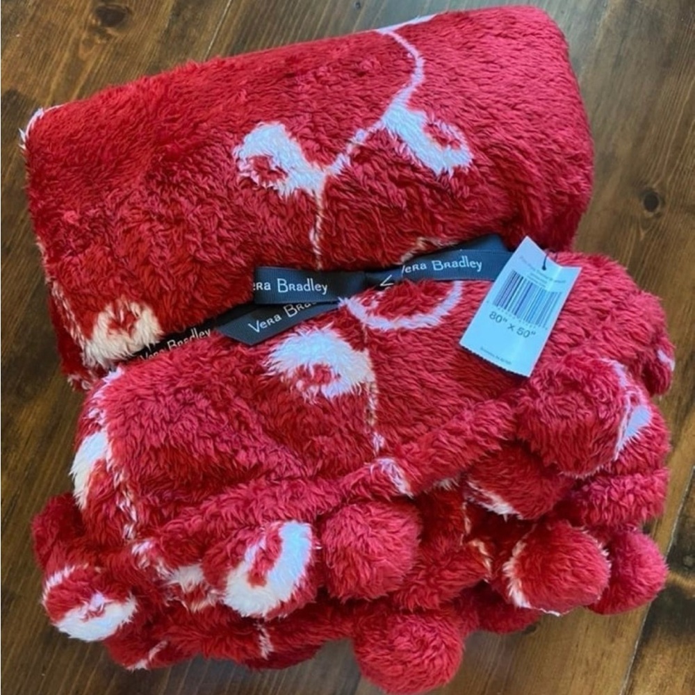 NEW Vera Bradley Plush Cozy Throw Blanket in Red and White "Holiday Cats"
